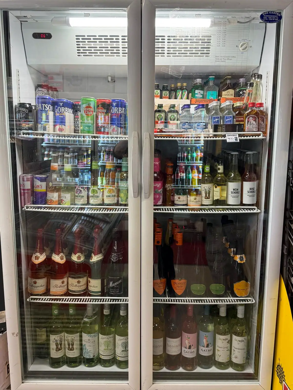 Kühlschrank mit Wein, Sekt und Spirituosen im Späti Checkpoint Ali