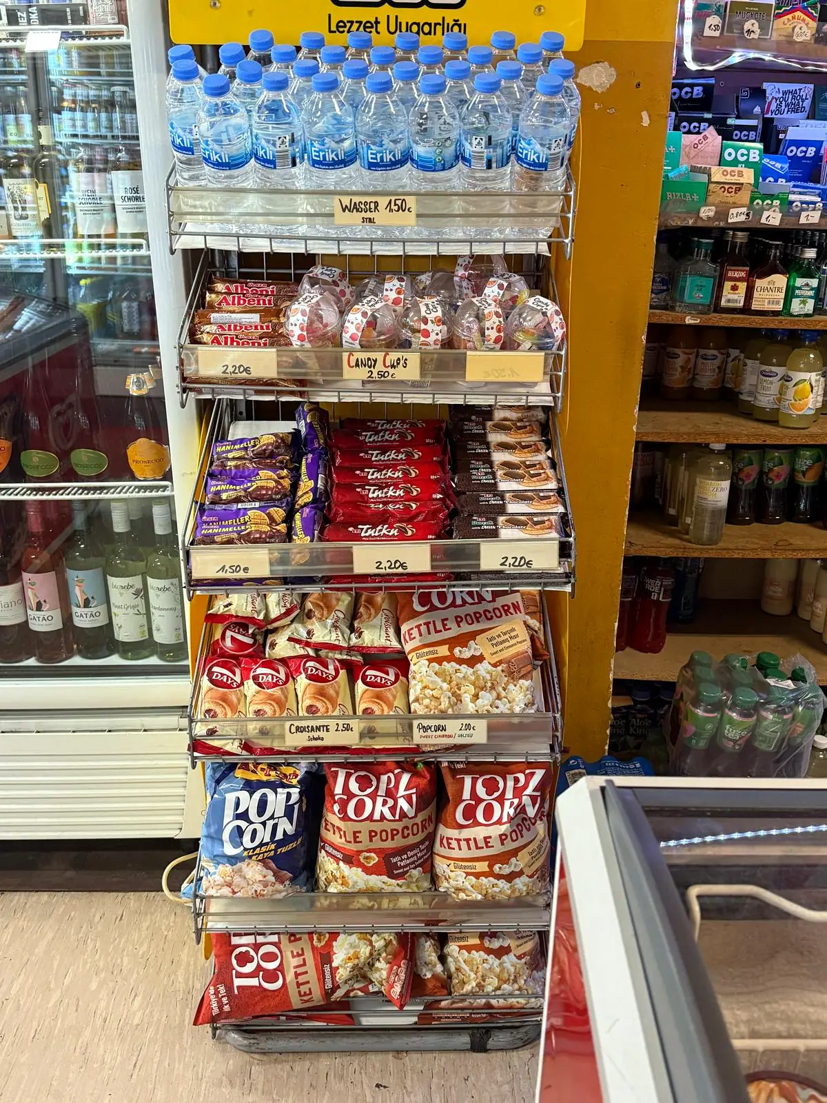 Regal mit Popcorn, Chips und Snacks im Späti Checkpoint Ali